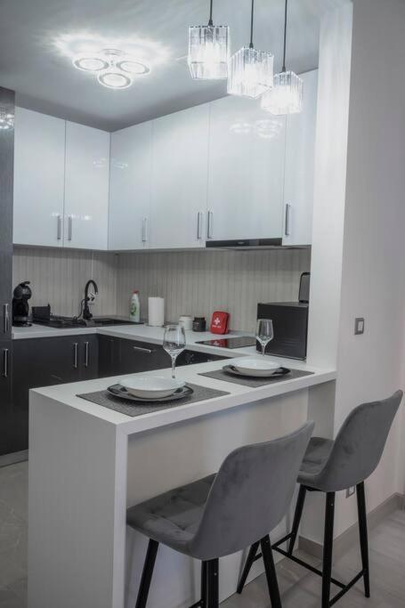 Luxury 2 Bedroom Apartment Bukares Bagian luar foto