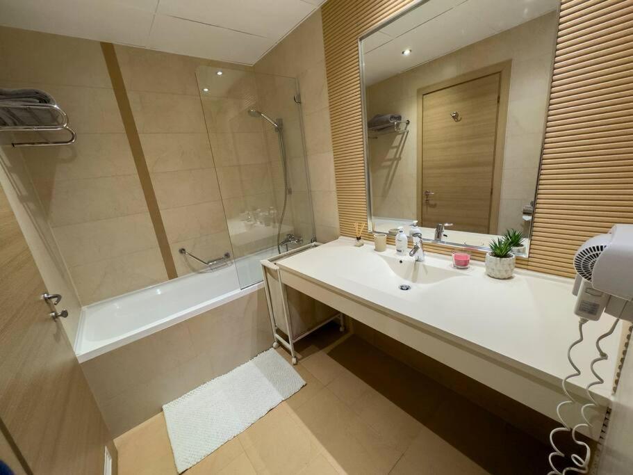 Luxury 2 Bedroom Apartment Bukares Bagian luar foto