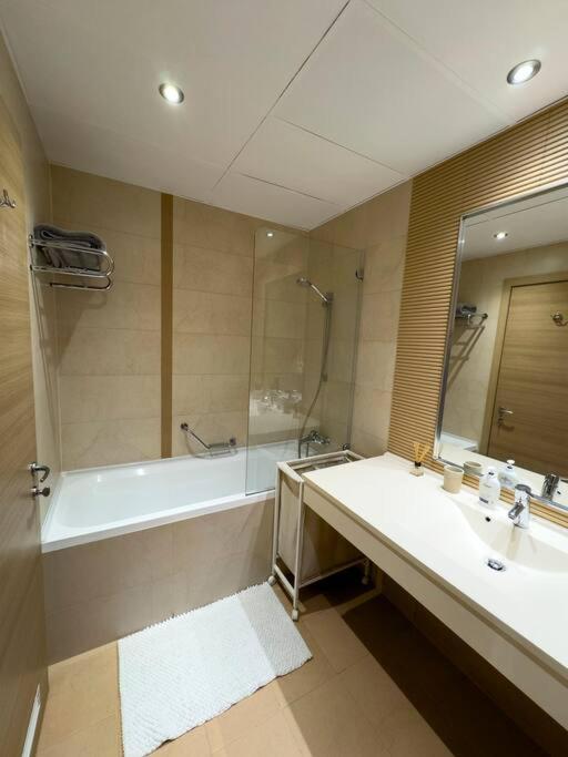 Luxury 2 Bedroom Apartment Bukares Bagian luar foto