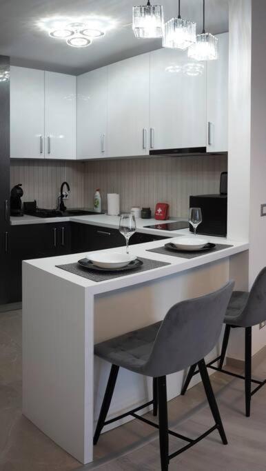 Luxury 2 Bedroom Apartment Bukares Bagian luar foto
